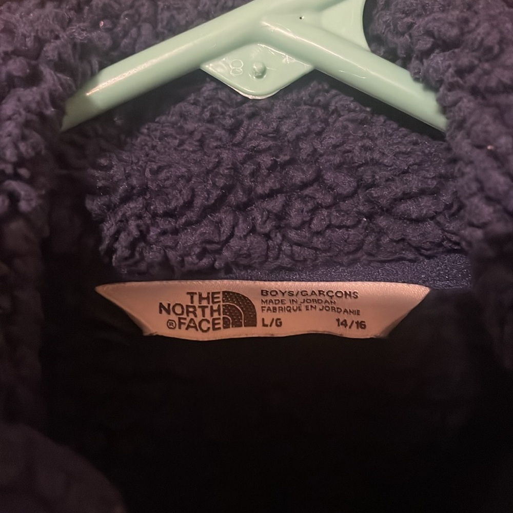 Boys Fleece North Face jacket. - Picture 2 of 4